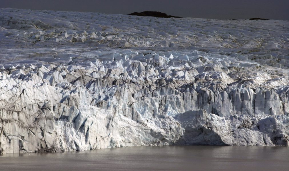 Det regnar allt oftare på Grönland på vintern, vilket påskyndar avsmältningen av isen som täcker stora delar av ön.