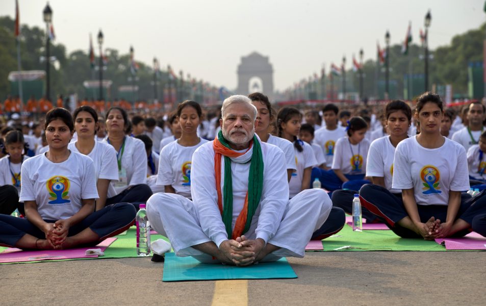 Indiens Narendra Modi leder tusentals anhängare i yogaövningar på Internationella yogadagen 2015 – en dag premiärministern själv föreslog och fick igenom i FN.