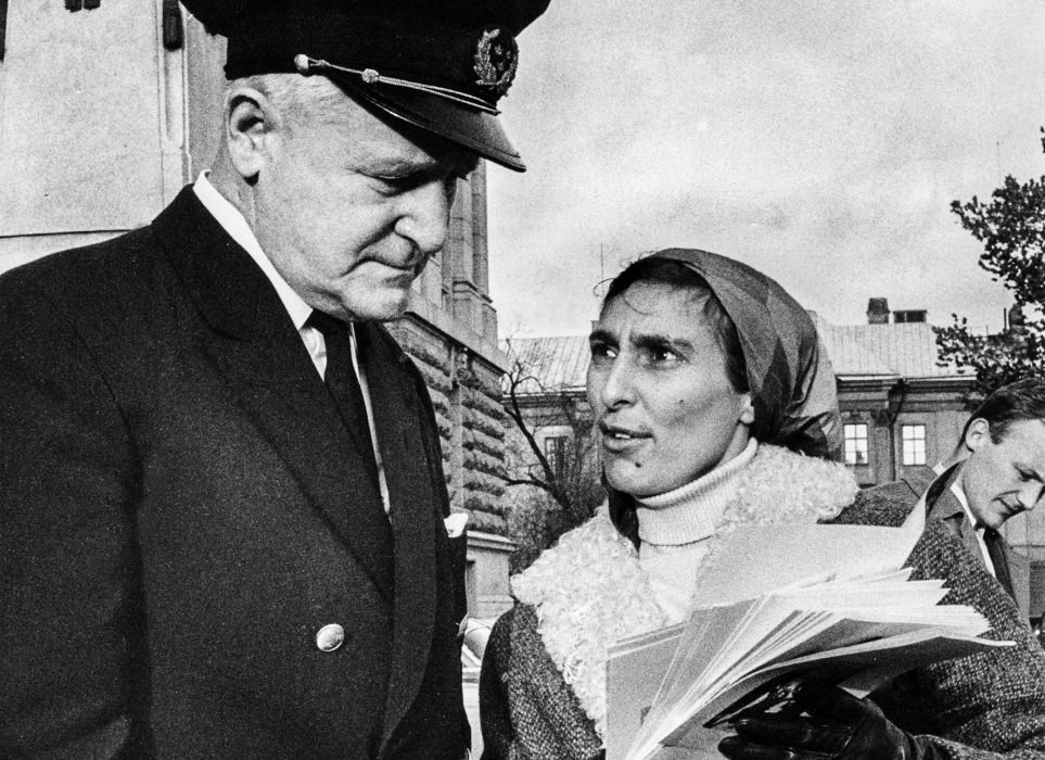 ARKIV 1967-11-07
Fˆrfattaren Katarina Taikon, talesman fˆr aktionsgruppen Zigenarflyktingar, blir tillsagd av riksdagsvaktm‰stare Axel Johansson att hon inte fÂr dela ut sina flygblad p riksdagshustrappan i Stockholm 7:e november 1967.
Foto: John Kjellstrˆm / SvD / TT / Kod: 11014 Året är 1967