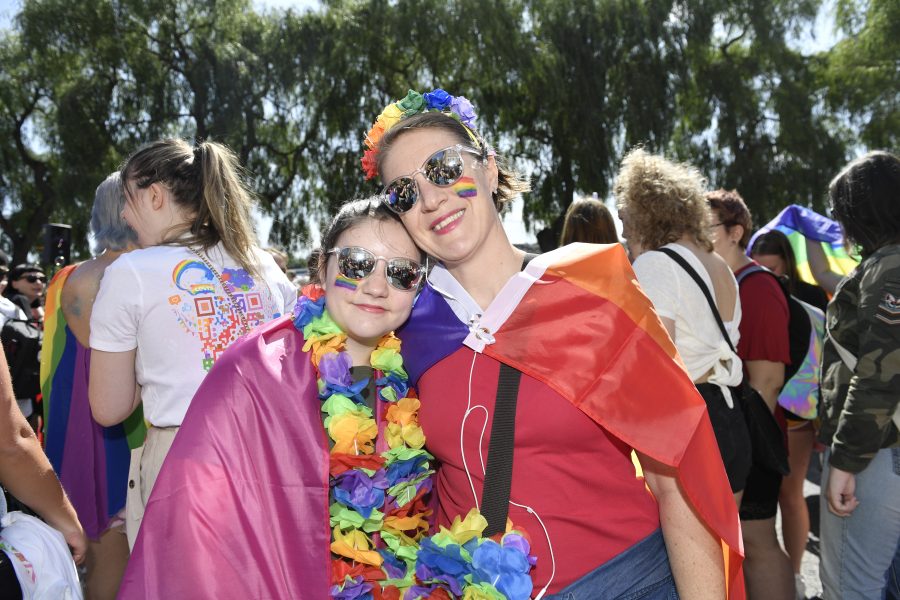 Hanna Holmlund med dottern Ella Holmlund deltog i Stockholm Pride.