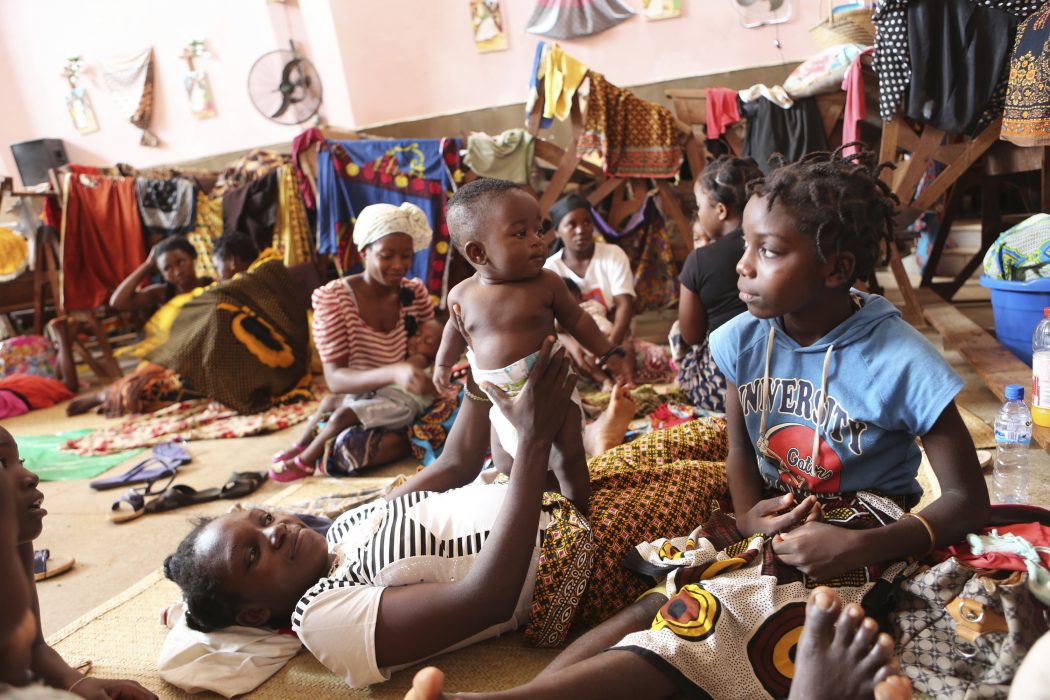 A woman plays with her baby inside a Roman Catholic Church in Pemba city on the northeastern coast of Mozambique in this Monday, April, 29, 2019 photo. Situated in the heart of an ethnically diverse city ravaged by Cyclone Kenneth, the Maria Auxiladora parish is housing close to 1000 people displaced by the storm which according to aid agencies has affected Cabo Delgado the countrys northern province.(AP Photo/Tsvangirayi Mukwazhi) Cecilia Wisén frågade sig själv om hon verkligen kan ta sig rätten att flyga när det indirekt innebär att en person i Mocambique blir översvämmad eller förlorar sitt hem
