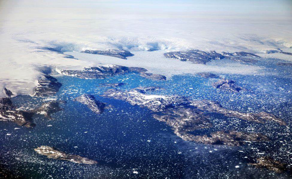 Isberg flyter i en fjord efter att ha kalvat från glaciärer i det grönländska istäcket, som täcker runt 80 procent av ön.