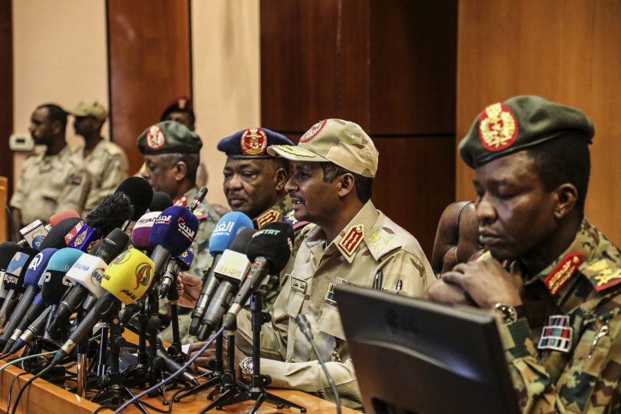 Militärrådet leds idag av general Mohamed Hamdan Dagalo, näst längst till höger i bild.