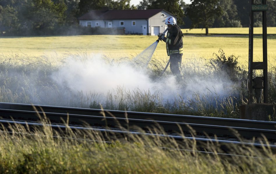 Det råder just nu risk för gräsbränder i stora delar av södra Sverige.