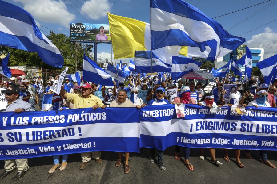 Regeringskritiska demonstranter kräver rättvisa, liv och frihet under en manifestation i Managua i Nicaragua i augusti 2018.