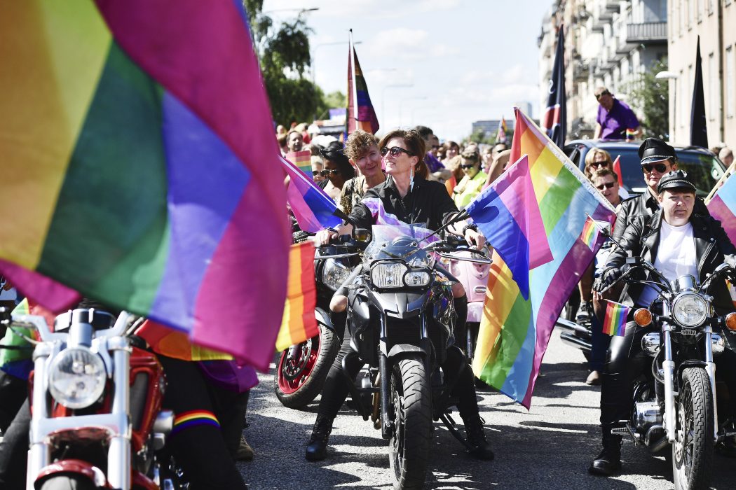 STOCKHOLM 20190803
Startklara deltagarei lördagens Stockholm Pride Parade. Paraden startar vid Stadshuset och slutar vid Östermalmds IP.
foto: Stina Stjernkvist / TT / kod 11610 Som vanligt var det kvinnliga motorcyklister – "dykes on bikes" – i täten i prideparaden i Stockholm