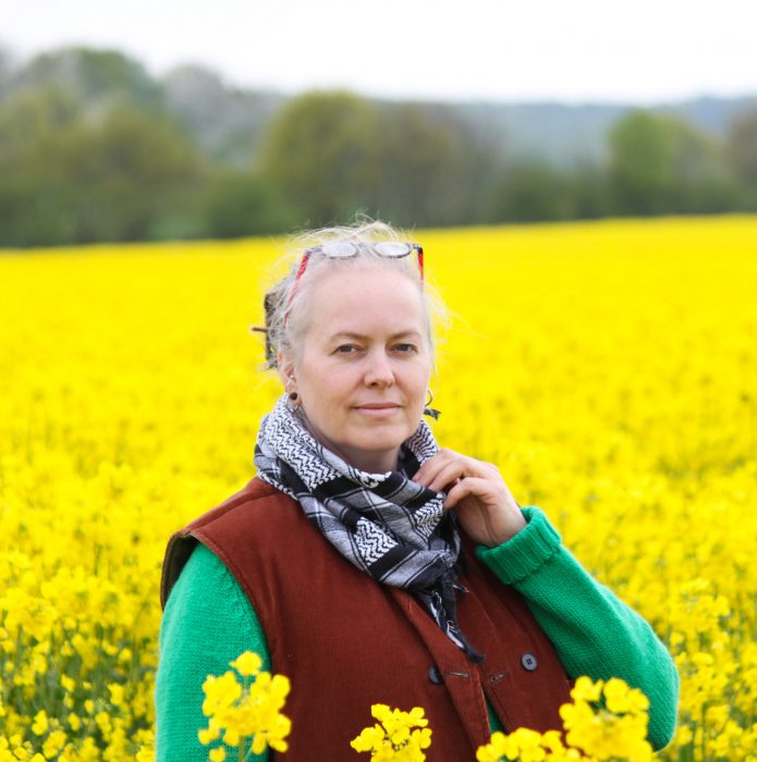 Kajsa Källérus är hobbyodlande keramiker och har bloggen Getingedalens gröna, där hon delar med sig av sina odlingserfarenheter av ekologisk grönsaksodling.**BILDEN FÅR ENDAST PUBLICERAS TILLSAMMANS MED TT:S URSPRUNGLIGA TEXT OCH FÅR INTE ÅTERANVÄNDAS I ANDRA SAMMANHANG** Kajsa Källérus är hobbyodlande keramiker och har bloggen "Getingedalens gröna", där hon delar med sig av sina odlingserfarenheter av ekologisk grönsaksodling