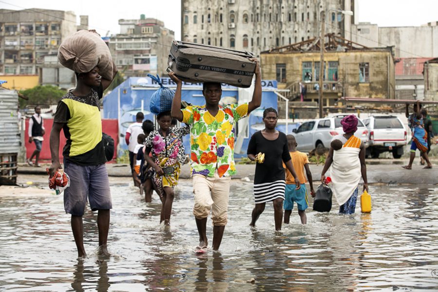 Människor i kuststaden Beira, som ligger i det område som drabbats hårdast i Moçambique.