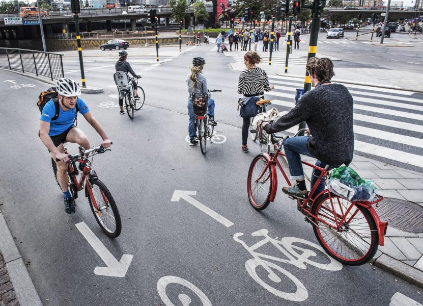 1,5 miljarder kronor ska gå till projekt som ska få fler att välja cykeln och att åka kollektivt.