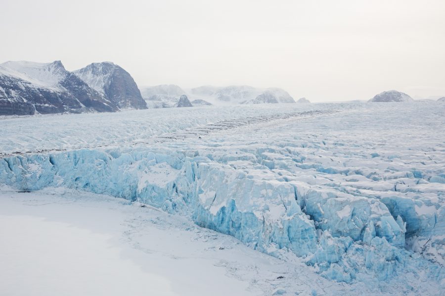 Glaciär på Svalbard sett från ovan.