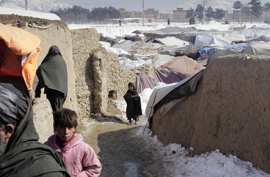 Afghanska internflyktingar från Helmandprovinsen i ett flyktingläger i huvudstaden Kabul.