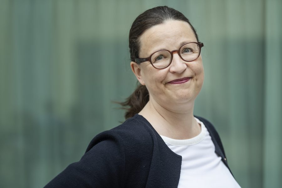 Utbildningsminister Anna Ekström vill satsa mer pengar på lärarassistenter.