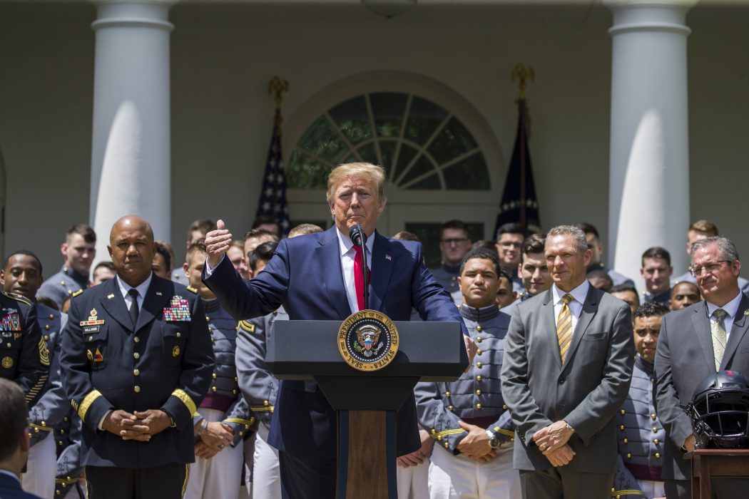 President Donald Trump speaks during the presentation of the Commander-in-Chief's Trophy to the U.S. Military Academy at West Point football team in the Rose Garden of the White House, Monday, May 6, 2019, in Washington. (AP Photo/Alex Brandon) Ett bra exempel på en person som representerar ”toxiska” maskuliniteter är Donald Trump, enligt forskaren Paul M