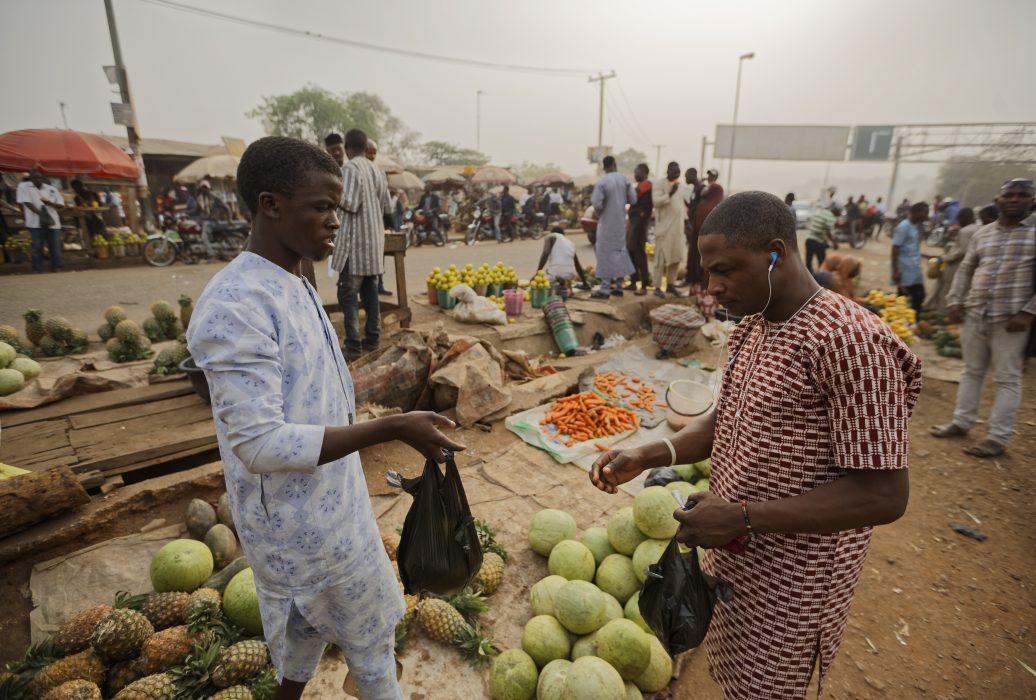A customer, right, buys fruit from a street seller by the side of the road at a busy intersection near Nyanya, on the eastern outskirts of the capital Abuja, Nigeria Tuesday, Feb. 12, 2019. Nigeria is due to hold general elections on Saturday, Feb. 16, 2019. (AP Photo/Ben Curtis) ”Jag brukar uppmana unga människor att börja i det lilla