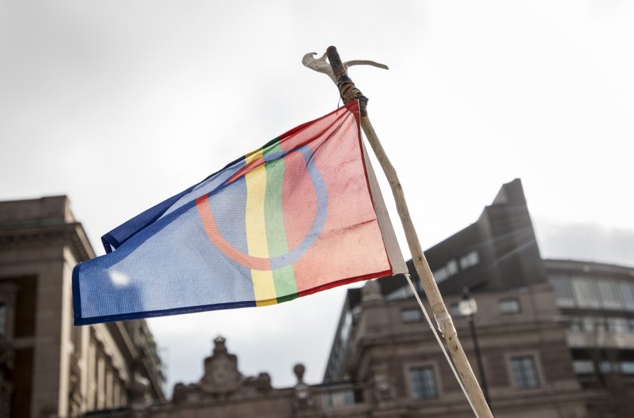 Samernas flagga framför Sveriges Riksdag.