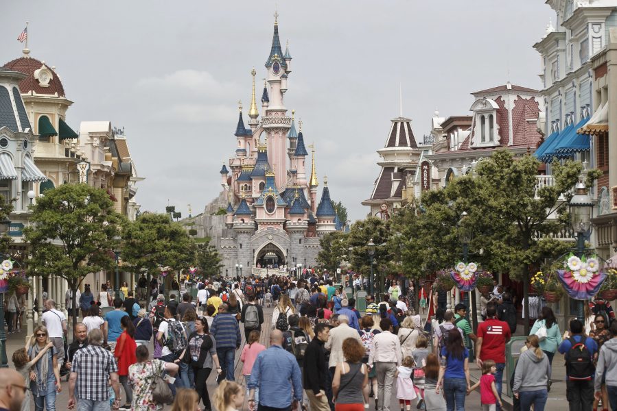 Besökarna på Disneyland utanför Paris får i fortsättningen nöja sig med sugrör i papper.