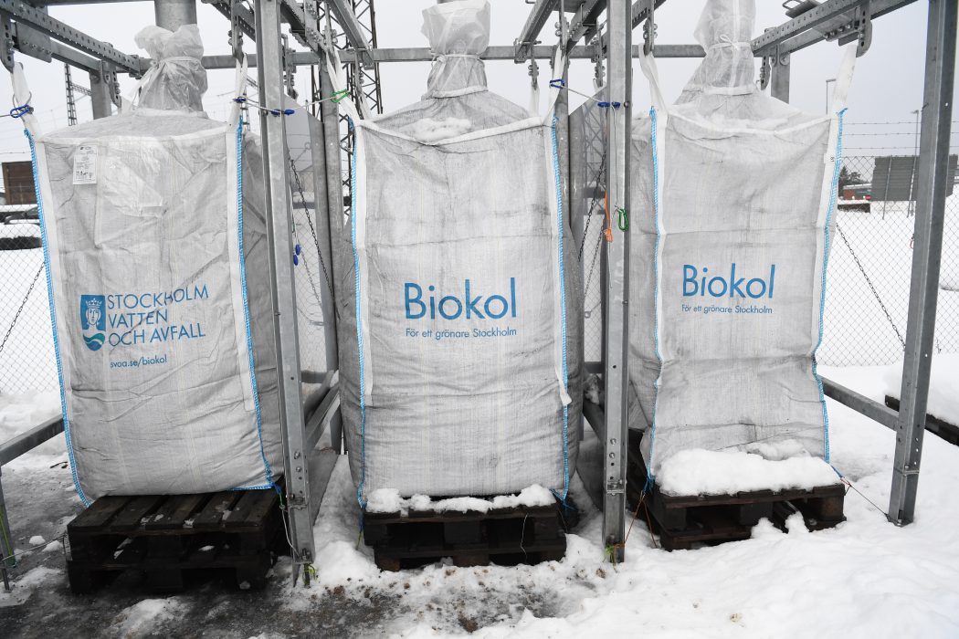STOCKHOLM 2019-02-05
Kronprinsessan Victoria besöker Stockholm Vatten och Avfalls anläggning i Högdalen där man producerar biokol av bland annat julgranar.
Foto: Fredrik Sandberg / TT kod 10080 I Högdalen blir gamla julgranar biokol