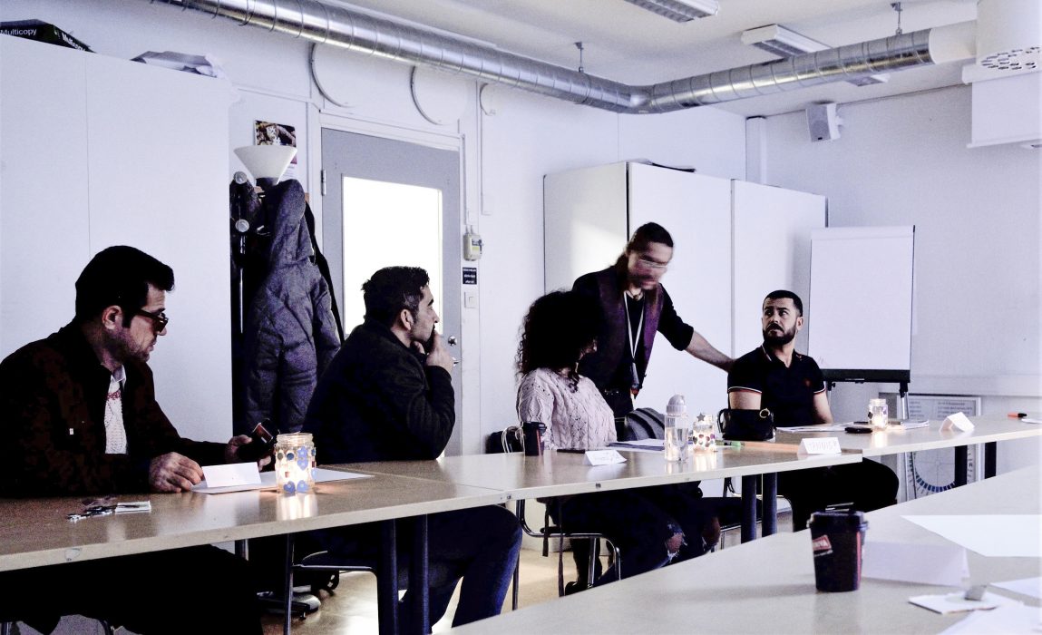 Kursledare Nik Dee Dahlström, som representerar Initiatives of change, berättar för gruppen att de ska fortsätta med miniberättelser