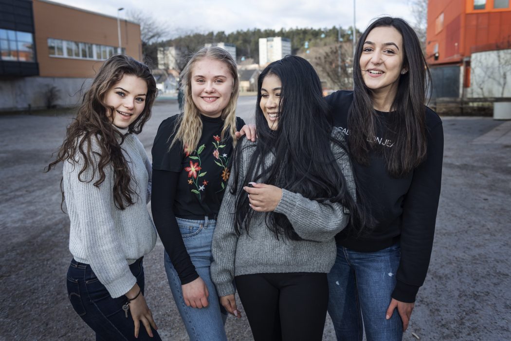 STOCKHOLM 20190305
Emelie Engberg, Josefin Lublin, Tarin Islam och Marija Stevanovic, tredjeårselever på Tumba Gymnasium, ger sin syn på jämställdhet och feminism inför internationella kvinnodagen den 8 mars.
Foto: Stina Stjernkvist / TT Kod 11610**BILDEN FÅR ENDAST PUBLICERAS TILLSAMMANS MED TT:S URSPRUNGLIGA TEXT OCH FÅR INTE ÅTERANVÄNDAS I ANDRA SAMMANHANG** Emelie Engberg, Josefin Lublin, Tarin Islam och Marija Stevanovic från Stockholm upplever att många unga personer tycker att jämställdhetsfrågan är viktig i dag