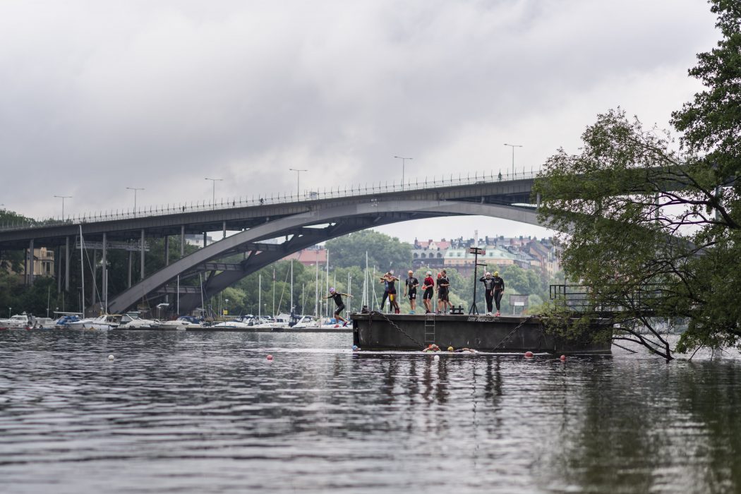 STOCKHOLM 20190626
Swimrun-träning på Långholmen i Stockholm.
Foto: Stina Stjernkvist / TT Kod 11610**BILDEN FÅR ENDAST PUBLICERAS TILLSAMMANS MED TT:S URSPRUNGLIGA TEXT OCH FÅR INTE ÅTERANVÄNDAS I ANDRA SAMMANHANG** Man tävlar ofta i par för att öka säkerheten på simsträckorna i swimrun