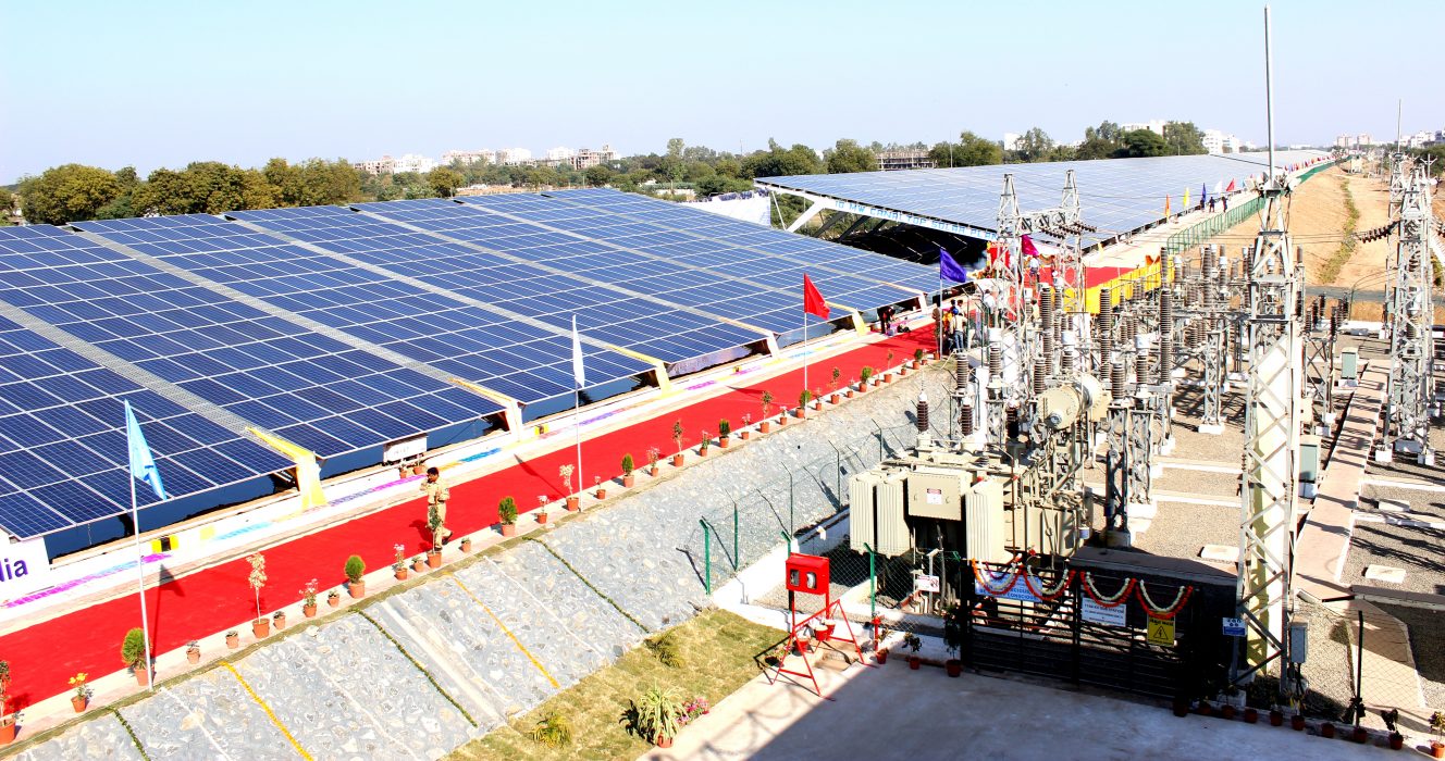 En solpanelsanläggning i Vadodara i den indiska delstaten Gujarat har gett tusentals bönder tillgång till grön el