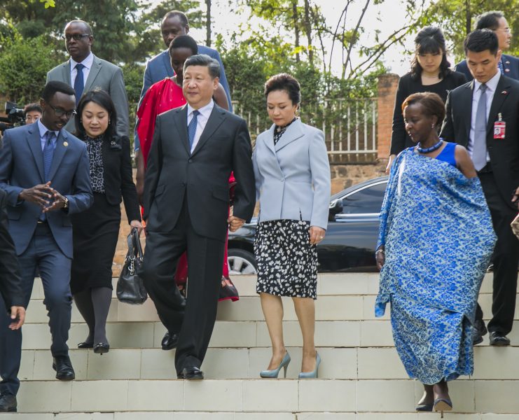 Kinas ledare Xi Jinping och hans fru Peng Liyuan går tillsammans med Rwandas utrikesminister Louise Mushikiwabo i huvudstaden Kigali sommaren 2018, i samband med att Kina utlovat 126 miljoner dollar, drygt en miljard kronor, i investeringar i Rwanda.