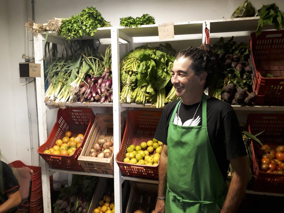 Enrique García odlar sina grönsaker utanför Buenos Aires och säljer sina produkter på en ekomarknad som drivs av sociala organisationer och kooperativ i den argentinska huvudstaden