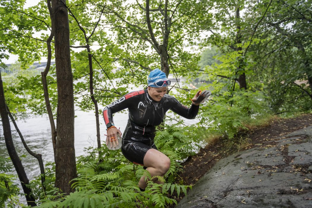STOCKHOLM 20190626
Susanna Anderson tränar swimrun på Långholmen i Stockholm.
Foto: Stina Stjernkvist / TT Kod 11610**BILDEN FÅR ENDAST PUBLICERAS TILLSAMMANS MED TT:S URSPRUNGLIGA TEXT OCH FÅR INTE ÅTERANVÄNDAS I ANDRA SAMMANHANG** "Det är en sådan frihetskänsla med swimrun", säger Susanna Anderson