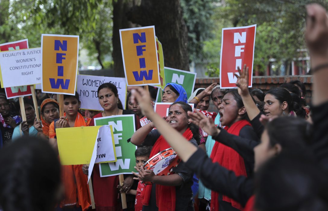 Indian women shout slogans during a march to mark International Women's Day in New Delhi, India, Friday, March 8, 2019. Hundreds of women held street plays and marched in the Indian capital highlighting domestic violence, sexual attacks and discrimination in jobs and wages against them. Violent crime against women has been on the rise in India despite tough laws enacted by the government. (AP Photo/Manish Swarup) Indiska kvinnor demonstrerar för lika rättigheter på Internationella kvinnodagen den 8 mars