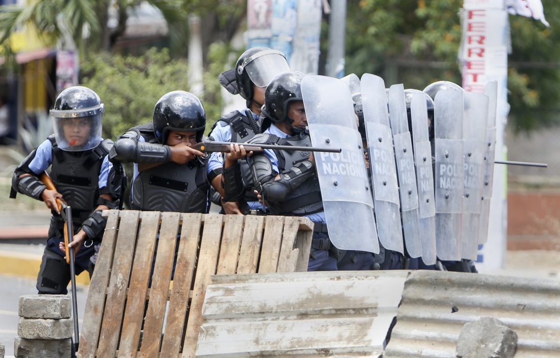 A Nicaraguan police officer aims his weapon at protesting students during a third day of violent clashes in Managua, Nicaragua, Friday, April 20, 2018. The clashes, pitting protesters opposed to social security reforms against riot police and pro-government groups, have rocked the capital, and a half-dozen other cities over the last three days. The Organization of American States have expressed concern over the heavy-handed crackdown, while also calling on demonstrators to protest peacefully. (AP Photo/Alfredo Zuniga) "Ett stort problem är att det saknas en universell definition av ordet terrorism, vilket gör att länderna kan skapa sina egna breda tolkningar