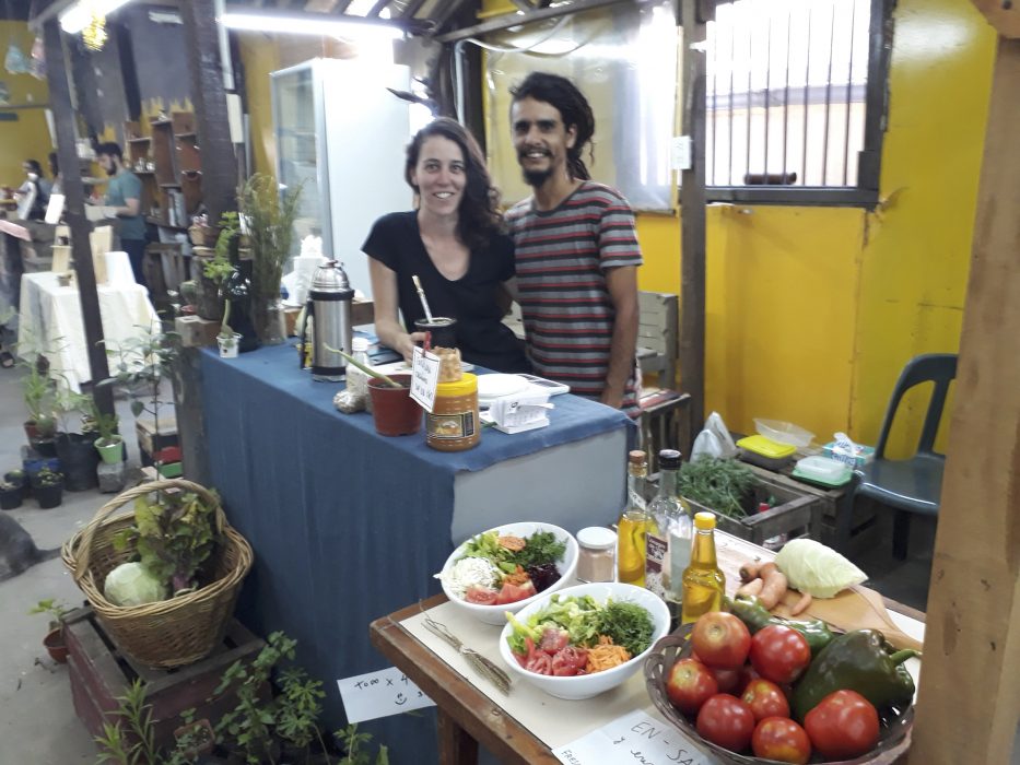 Malena Vecellio och Leandro Ladrú säljer sina ekologiska produkter vid en marknad som ligger vid järnvägsstationen Chacarita i Buenos Aires