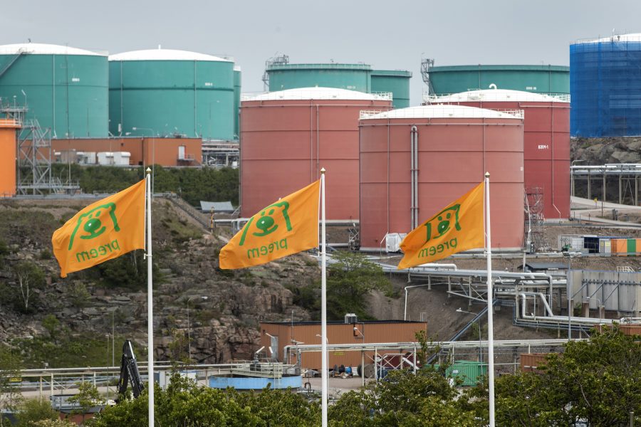 Mark- och miljööverdomstolen skjuter upp beslutet om prövningstillstånd för Preems utbyggnad av oljeraffinaderiet i Lysekil.