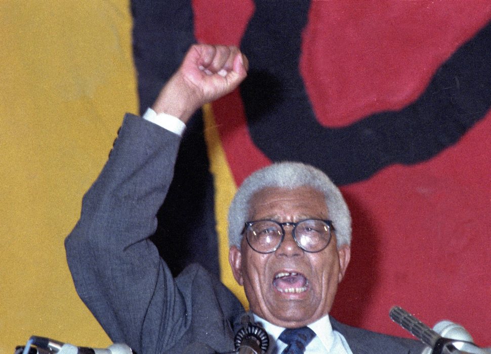 African National Congress leader Walter Sisulu gives a black power salute as he addresses about 4,500 delegates from across the country in Johannesburg, South Africa, Saturday, Dec. 8, 1989. They have gathered for the largest anti-apartheid conference ever in South Africa to seek ways to unite the opposition and step up pressure on the government. (AP Photo/Raymond Preston) ANC:s ledare Walter Sisulu hälsade den 8 december 1989 på 4500 deltagare vid den då hittills största konferensen för anti-apartheid i Johannesburg, Sydafrika, för att samla oppositionen och öka trycket på regeringen
