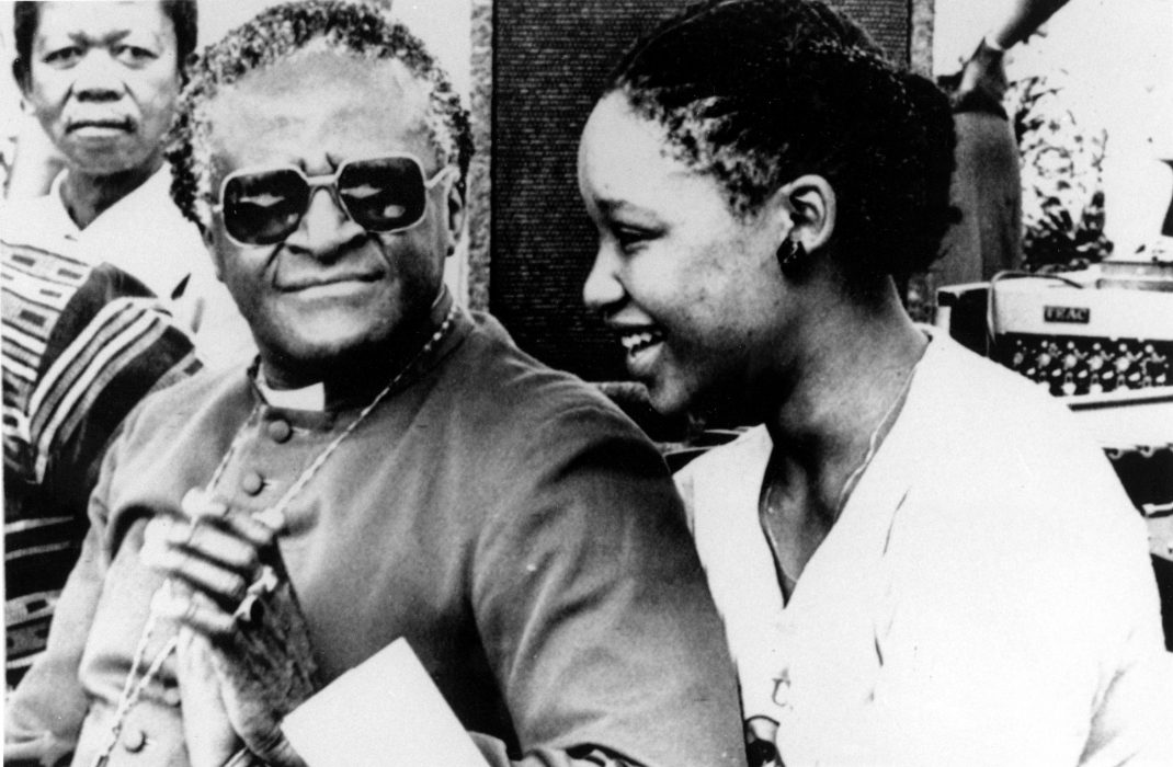 Anti-apartheid activist Zindzi Mandela, daughter of the leader of the African National Congress Nelson Mandela, clasps hands with Nobel Peace Prize winner Bishop Desmond Tutu in Johannesburg, South Africa on Feb. 10, 1985. (AP Photo/Peters) Ett av syftena med Sveriges stöd var att bygga upp ett civilsamhälle som kunde förhandla med regeringen så småningom