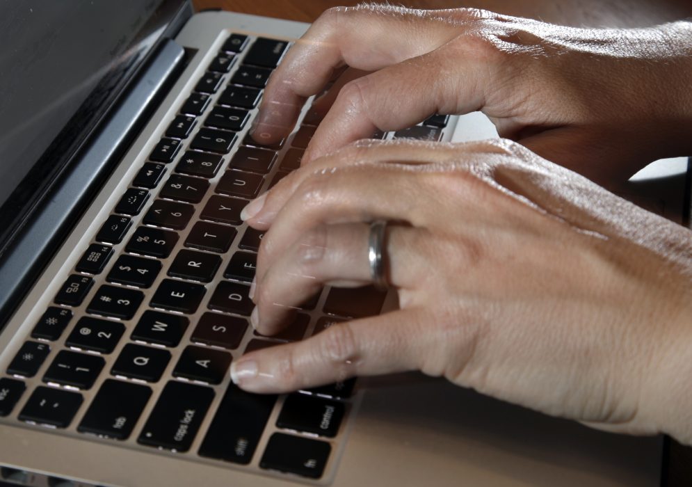 In this Monday, June 19, 2017, photo, a person types on a laptop keyboard, in North Andover, Mass. The American workplace is grueling, stressful and surprisingly hostile. So finds an in-depth study of 3,066 U.S. workers, released Monday, Aug. 14, 2017, by the Rand Corp., Harvard Medical School and the University of California, Los Angeles. (AP Photo/Elise Amendola) I återbruksgallerian kan du få hjälp med att ta hand om din dator