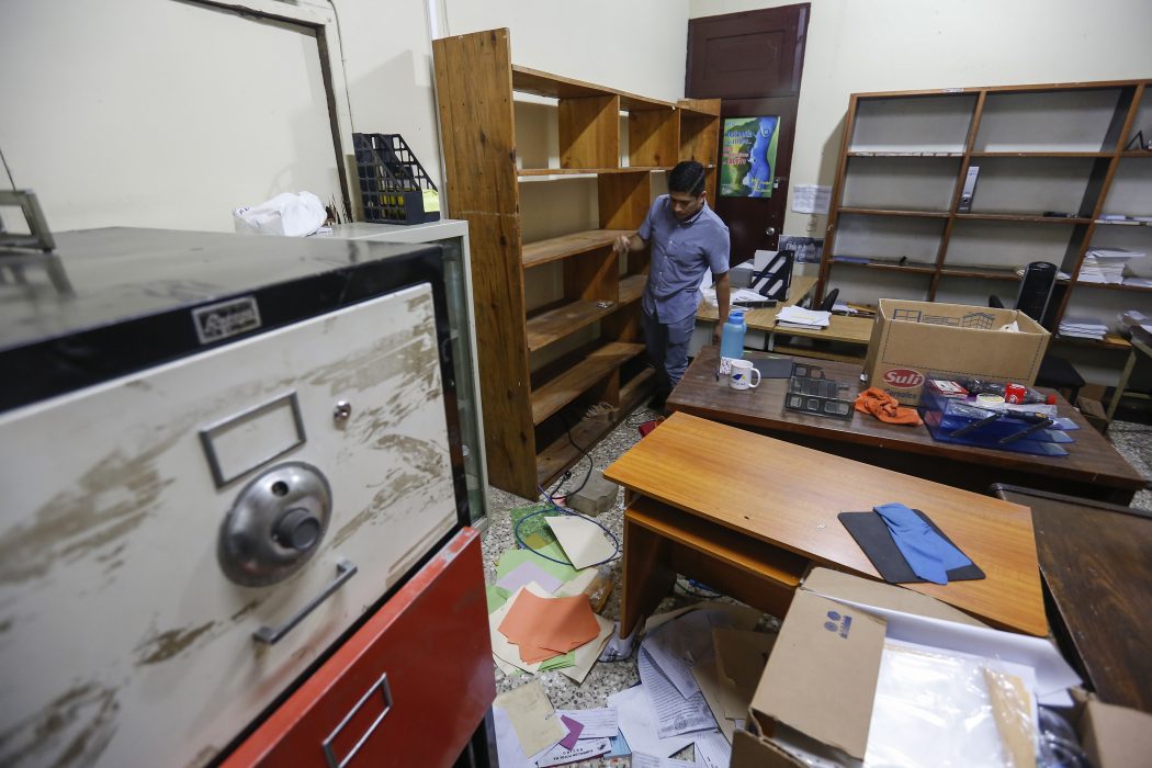An employee walks through a ransacked office of the non-governmental organization Popol Na Foundation, in Managua, Nicaragua, Friday, Dec. 14, 2018. Nicaraguan police raided the offices of five nongovernmental organizations and Confidencial on Thursday, alleging that they participated in seeking the government's overthrow. (AP Photo/Alfredo Zuniga) Organisationen Popol Na Foundation i Nicaragua arbetar med sociala frågor som jämlikhet, ungdomars deltagande och landsbygdsutveckling