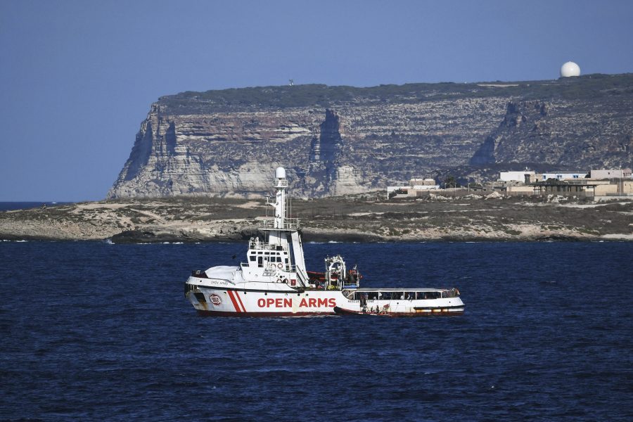 Räddningsfartyget Open Arms utanför den italienska ön Lampedusa.