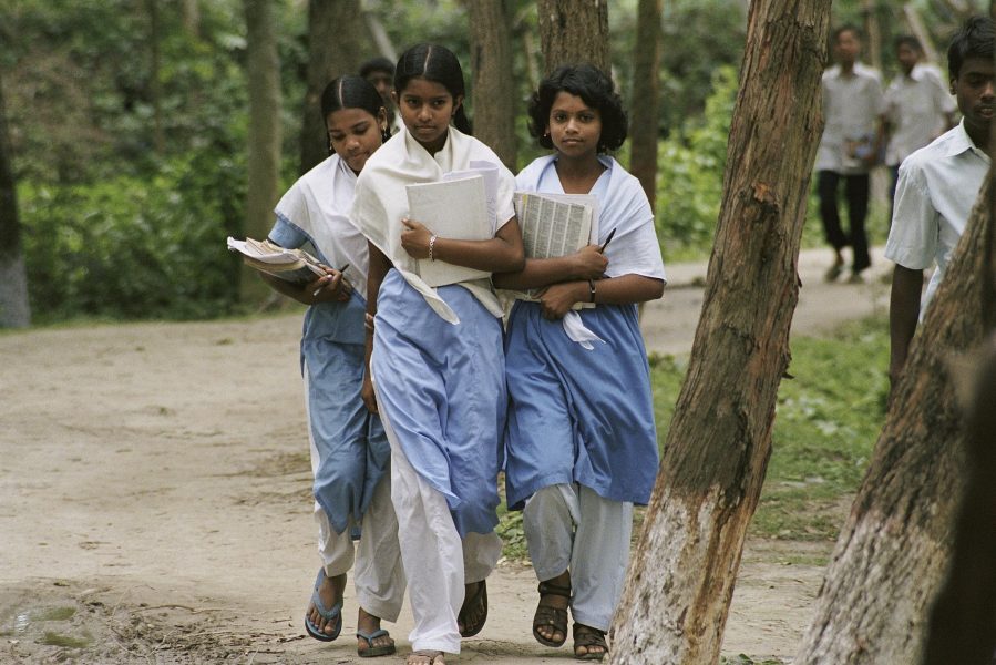 Över tusen flickor i Bangladesh har räddats från att giftas bort och i stället fått gratis utbildning tack vare Ashar Allo Pathshala.
