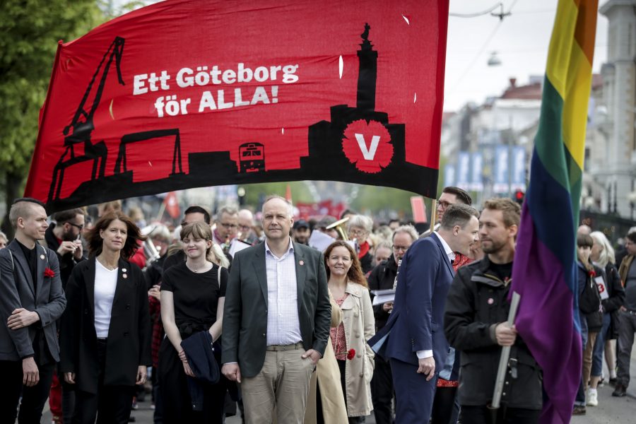 Vänsterledaren Jonas Sjöstedt i spetsen för partiets förstamajtåg i Göteborg.