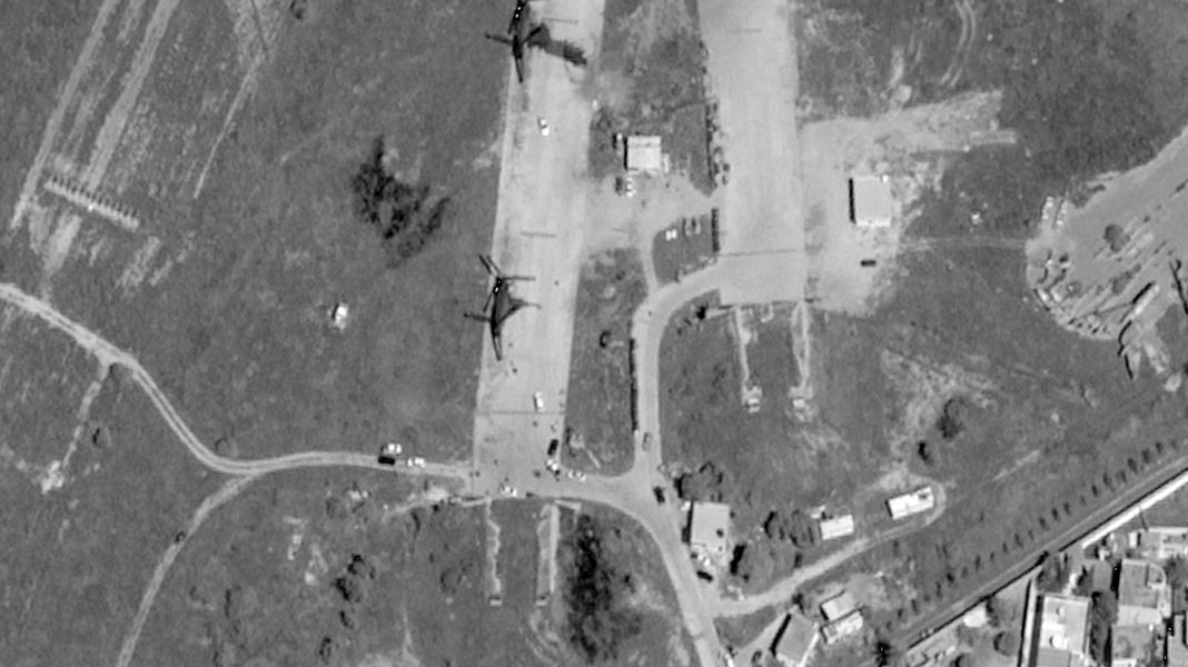 En satellitbild som visar flygplatsen Mitiga i östra Tripoli efter flygräden.