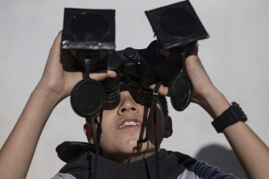 En av de många intresserade som är på plats i norra Chile testar en specialkikare inför dagens solförmörkelse.