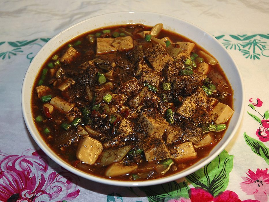 Mapotofu heter den koppärriga gummans bönost på kinesiska och japanska
