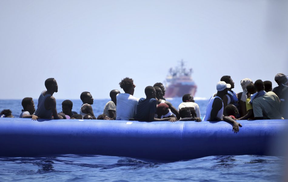 Migranter på Medelhavet väntar på hjälp.
