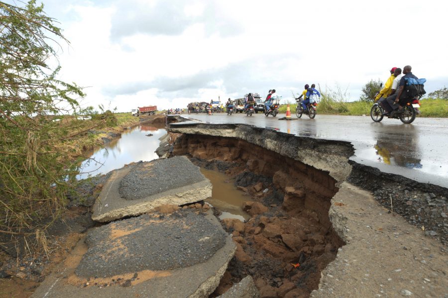 En väg som skadades av cyklonen Idai omkring fem mil från kuststaden Beira i Moçambique.