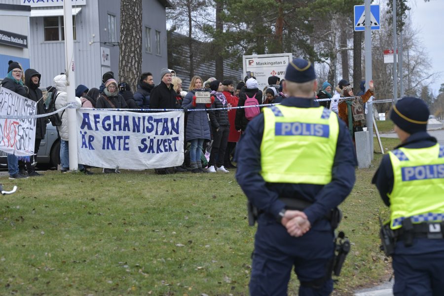 Många demonstrerade utanför Migrationsverkets lokaler i Märsta för att försöka stoppa en väntad utvisning av ett 50-tal personer till Afghanistan i slutet av 2018.