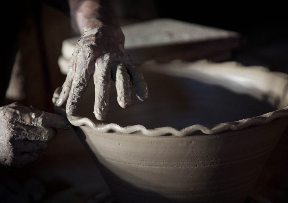 A man finalizes the edge of an earthen pot at his home factory Sunday, Nov. 22, 2015, in Twantay township on the outskirts of Yangon, Myanmar. (AP Photo/Khin Maung Win) Föreningen ska bland annat ha kontorsplatser, ateljéer, scenkonstrum och filmstudio