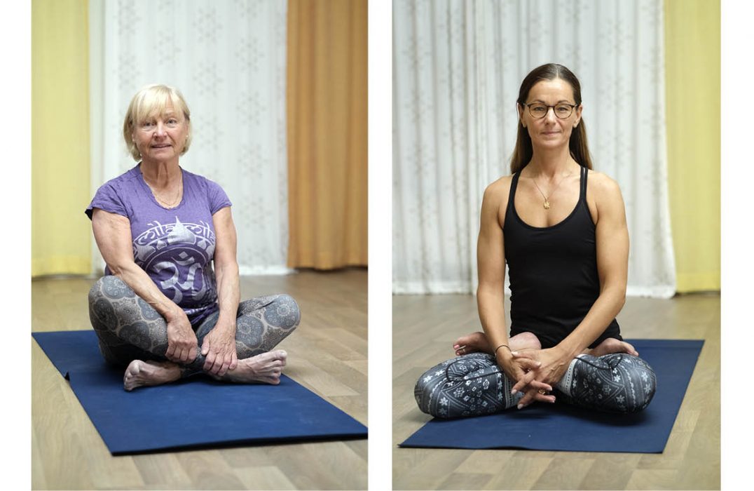 Kicki Klingspor (till vänster) fick via sin vårdcentral erbjudande om att vara med i en studie där ashtangayoga används som behandling mot tarmsjukdomen IBS