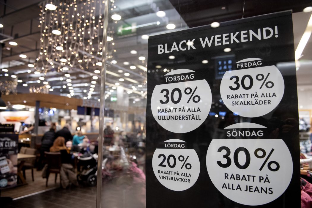 STOCKHOLM 20181123
Black Friday i en galleria i Sickla.
Foto: Jessica Gow / TT / Kod 10070 "Vi kan inte bara konsumera mer och mer, utan vi behöver backa bandet och fundera på vad vi har för faktiska behov, och organisera samhället runt det", säger Yannick Porter