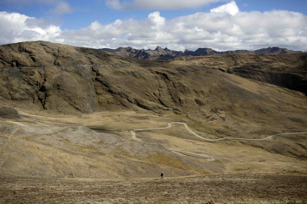 A man walks through a small path in the middle of the mountain in his way to the village of Chupon, Peru, Monday, Sept. 1, 2014. The village lies in the Peruvian Andes in the province of Ayacucho and houses about 30 peasants that subsist on farming corn and potatoes. (AP Photo/Rodrigo Abd) Det hårda klimatet i Perus högland innebär svåra förhållanden för odling