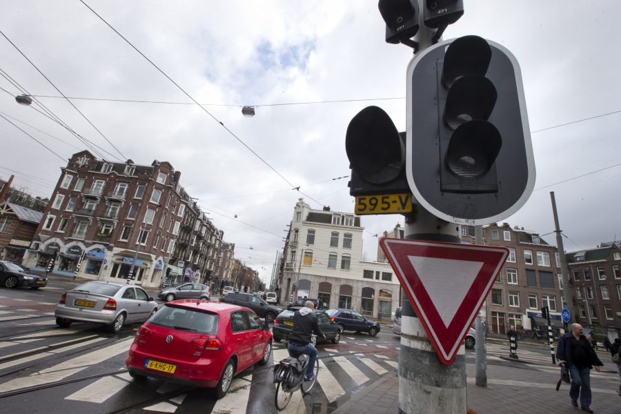 Amsterdam kommer att förbjuda fossilbränsledrivna bilar år 2030.